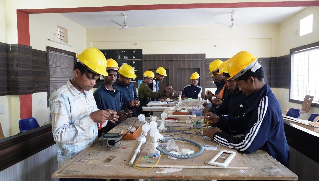 बस्तर के युवाओं को कौशल प्रशिक्षण से मिल रही आत्मनिर्भरता की नई राह बस्तर के युवाओं को कौशल प्रशिक्षण से मिल रही आत्मनिर्भरता की नई राह