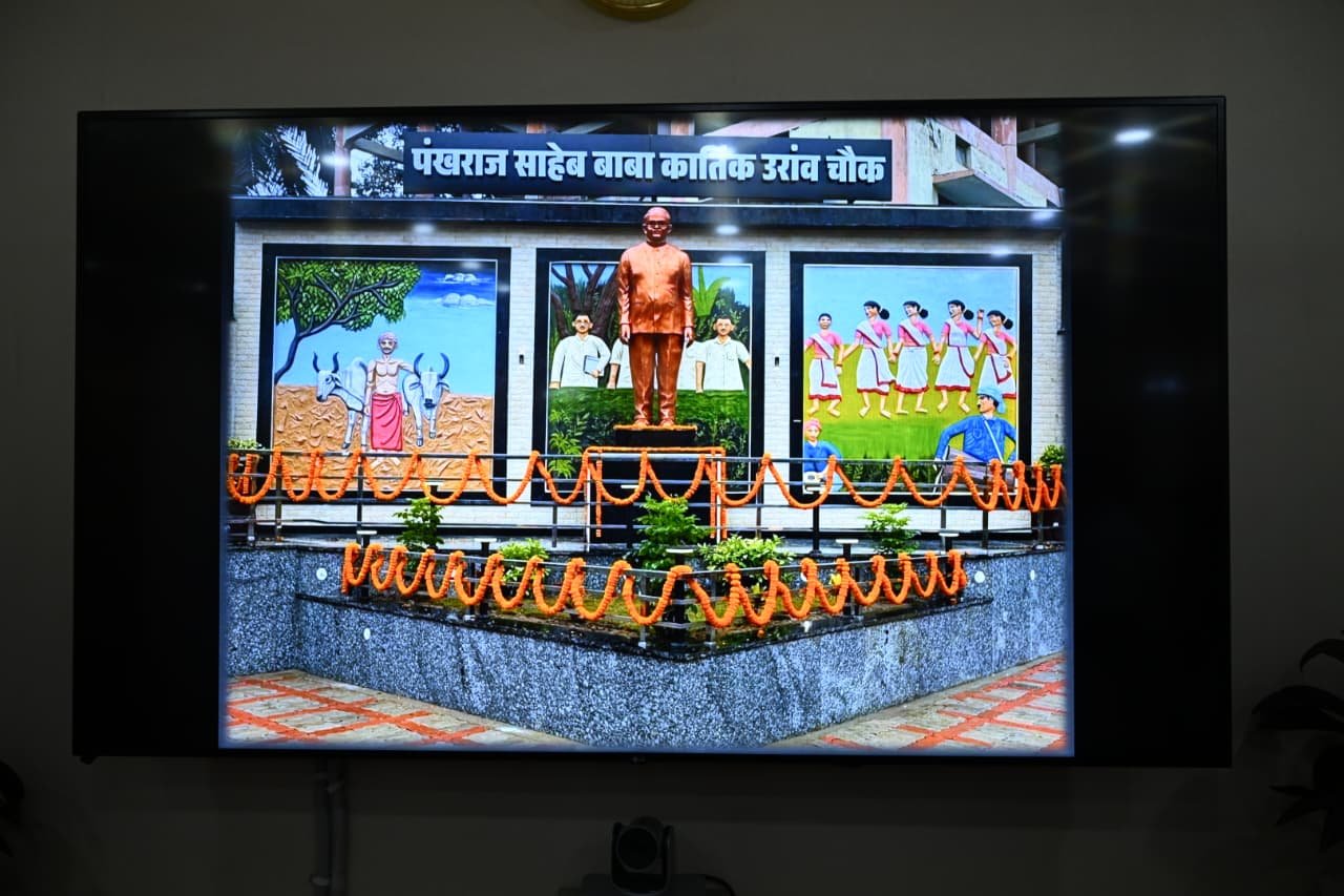 मुख्यमंत्री श्री विष्णु देव साय ने बाबा कार्तिक उरांव की जन्मशताब्दी पर उनकी आदमकद प्रतिमा का किया अनावरण मुख्यमंत्री श्री विष्णु देव साय ने बाबा कार्तिक उरांव की जन्मशताब्दी पर उनकी आदमकद प्रतिमा का किया अनावरण
