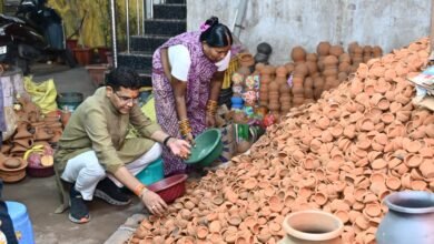 स्थानीय कारीगरों की मेहनत से रोशन हो हर घर, स्वदेशी दीयों से मनाएं दीपावली – राजस्व मंत्री श्री टंक राम वर्मा स्थानीय कारीगरों की मेहनत से रोशन हो हर घर, स्वदेशी दीयों से मनाएं दीपावली – राजस्व मंत्री श्री टंक राम वर्मा