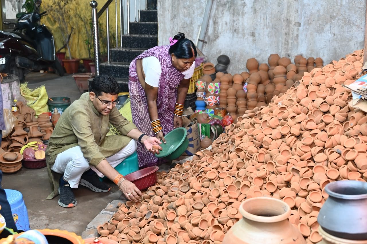 स्थानीय कारीगरों की मेहनत से रोशन हो हर घर, स्वदेशी दीयों से मनाएं दीपावली – राजस्व मंत्री श्री टंक राम वर्मा स्थानीय कारीगरों की मेहनत से रोशन हो हर घर, स्वदेशी दीयों से मनाएं दीपावली – राजस्व मंत्री श्री टंक राम वर्मा