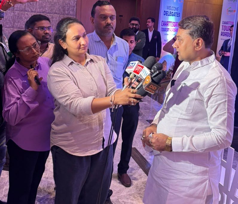 गुजरात में छत्तीसगढ़ पर्यटन की गूंज, अहमदाबाद रोड शो से पर्यटन और निवेश की नई संभावनाओं को मिला विस्तार गुजरात में छत्तीसगढ़ पर्यटन की गूंज, अहमदाबाद रोड शो से पर्यटन और निवेश की नई संभावनाओं को मिला विस्तार