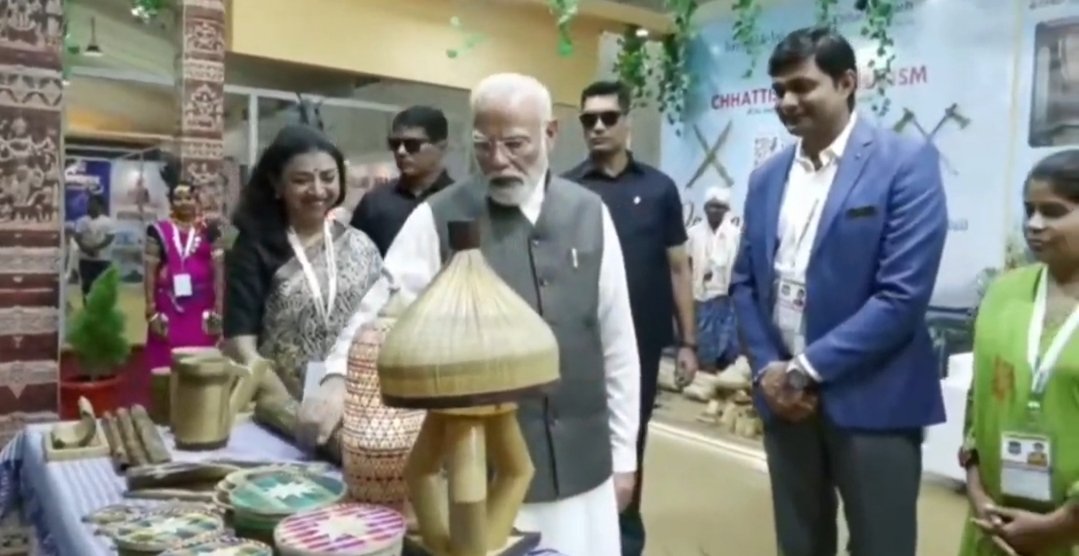प्रधानमंत्री श्री नरेन्द्र मोदी ने छत्तीसगढ़ के स्टाल की सराहना की